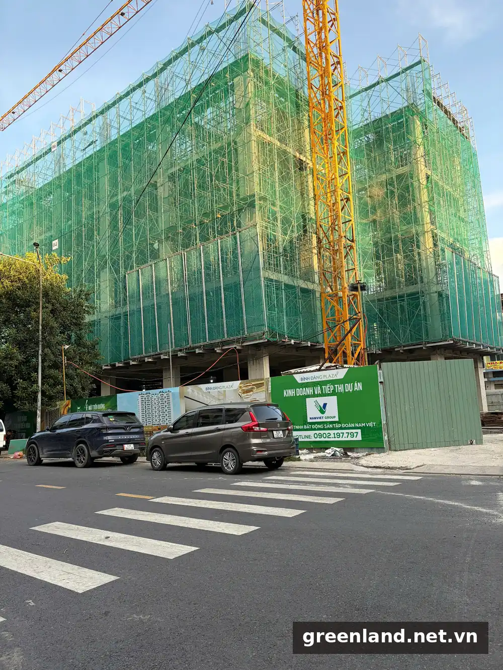 Tiến Độ Xây Dựng Bình Đăng Plaza Trên Quốc Lộ 50, Quận 8 11 Công trường Bình Đăng Plaza tại Quốc lộ 50 phường Bình Đông ngày 26/08/2026, giàn giáo đã phủ lên các tầng thân, biển kinh doanh và tiếp thị Nam Việt Group