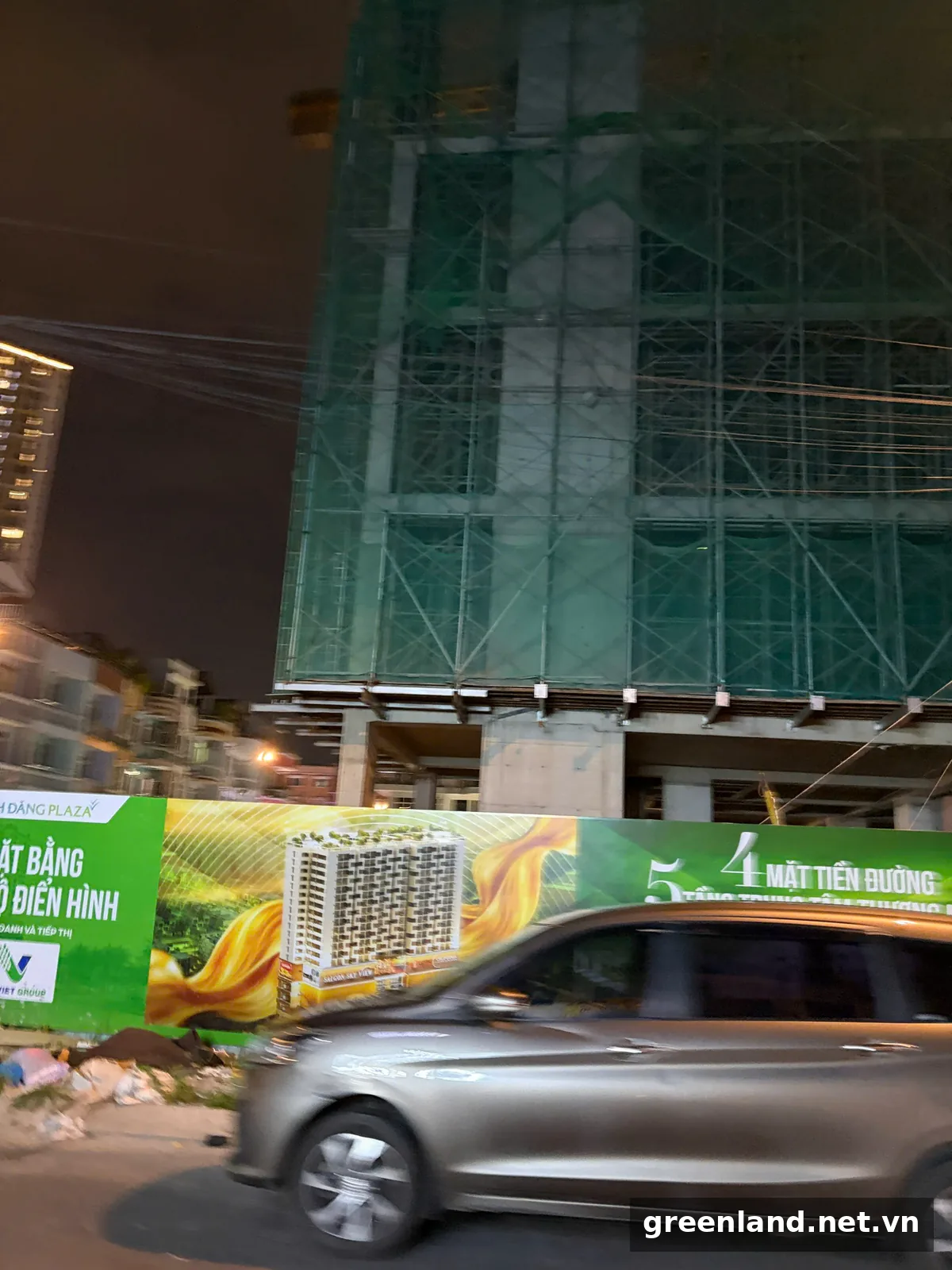 Shophouse, Kiot Bình Đăng Plaza Quốc Lộ 50, Quận 8: Vị Trí Và Tiềm Năng Kinh Doanh 5 Hàng rào công trường Bình Đăng Plaza ghi 4 mặt tiền đường và 5 tầng trung tâm thương mại, kèm phối cảnh dự án Saigon Sky View