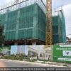 Tiến Độ Xây Dựng Bình Đăng Plaza Trên Quốc Lộ 50, Quận 8 2 Ảnh tiến độ thi công thực tế Bình Đăng Plaza tháng 8/2026: khối đế đã lên nhiều sàn, giàn giáo và lưới bao che, cẩu tháp đang hoạt động tại Quốc lộ 50, phường Bình Đông