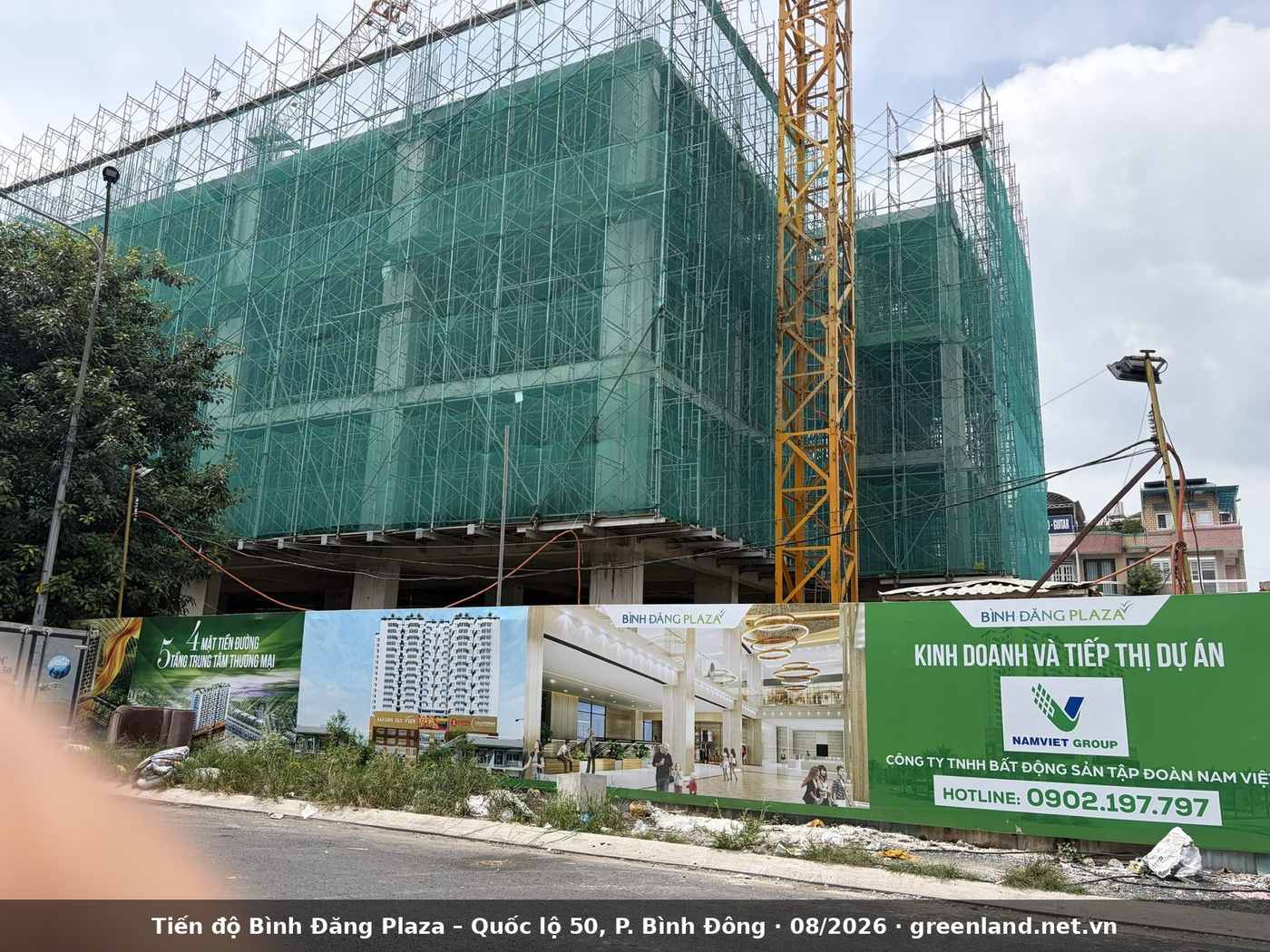 Bình Đăng Plaza Quốc Lộ 50, Phường Bình Đông: Thông Tin Dự Án, Giá Bán, Pháp Lý Và Tiến Độ 2026 12 Ảnh tiến độ thi công thực tế Bình Đăng Plaza tháng 8/2026: khối đế đã lên nhiều sàn, cẩu tháp đang hoạt động tại Quốc lộ 50, phường Bình Đông