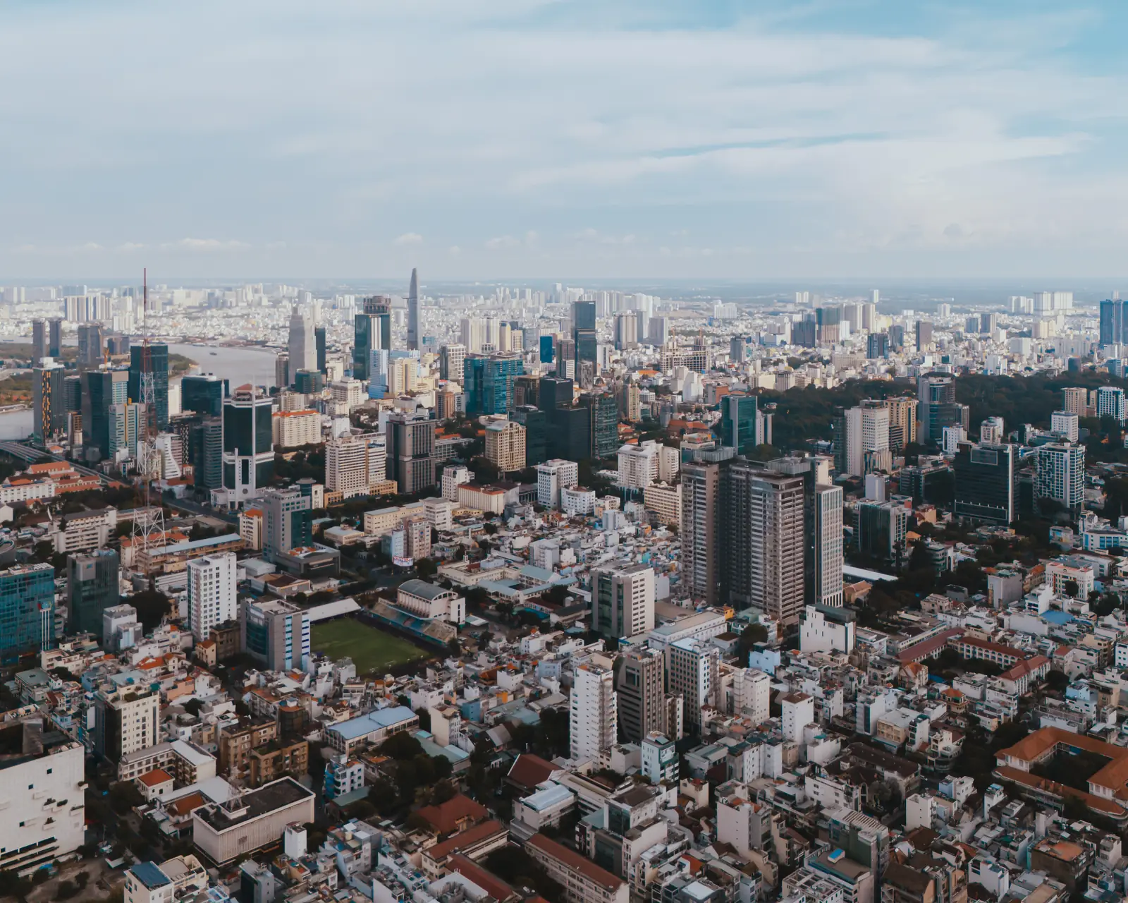 Penthouse The Marq Quận 1: Diện Tích, Giá Bán & Giỏ Hàng 2026 13 View thành phố nhìn từ căn hộ The Marq Quận 1