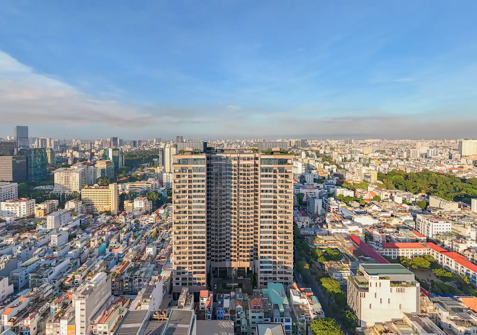 Chủ Đầu Tư The Marq Là Ai? Hongkong Land, Paramount & Hoa Lâm 18 Kiến trúc tòa nhà The Marq với mặt kính hiện đại