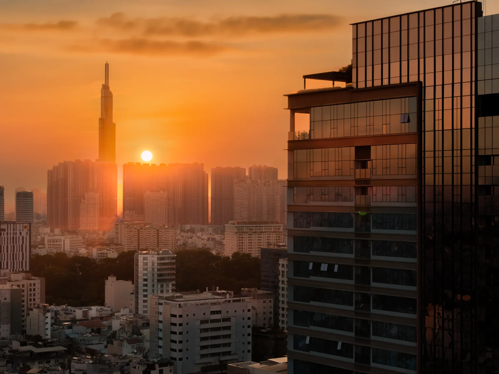 Chủ Đầu Tư The Marq Là Ai? Hongkong Land, Paramount & Hoa Lâm 20 Mặt tiền dự án The Marq Quận 1