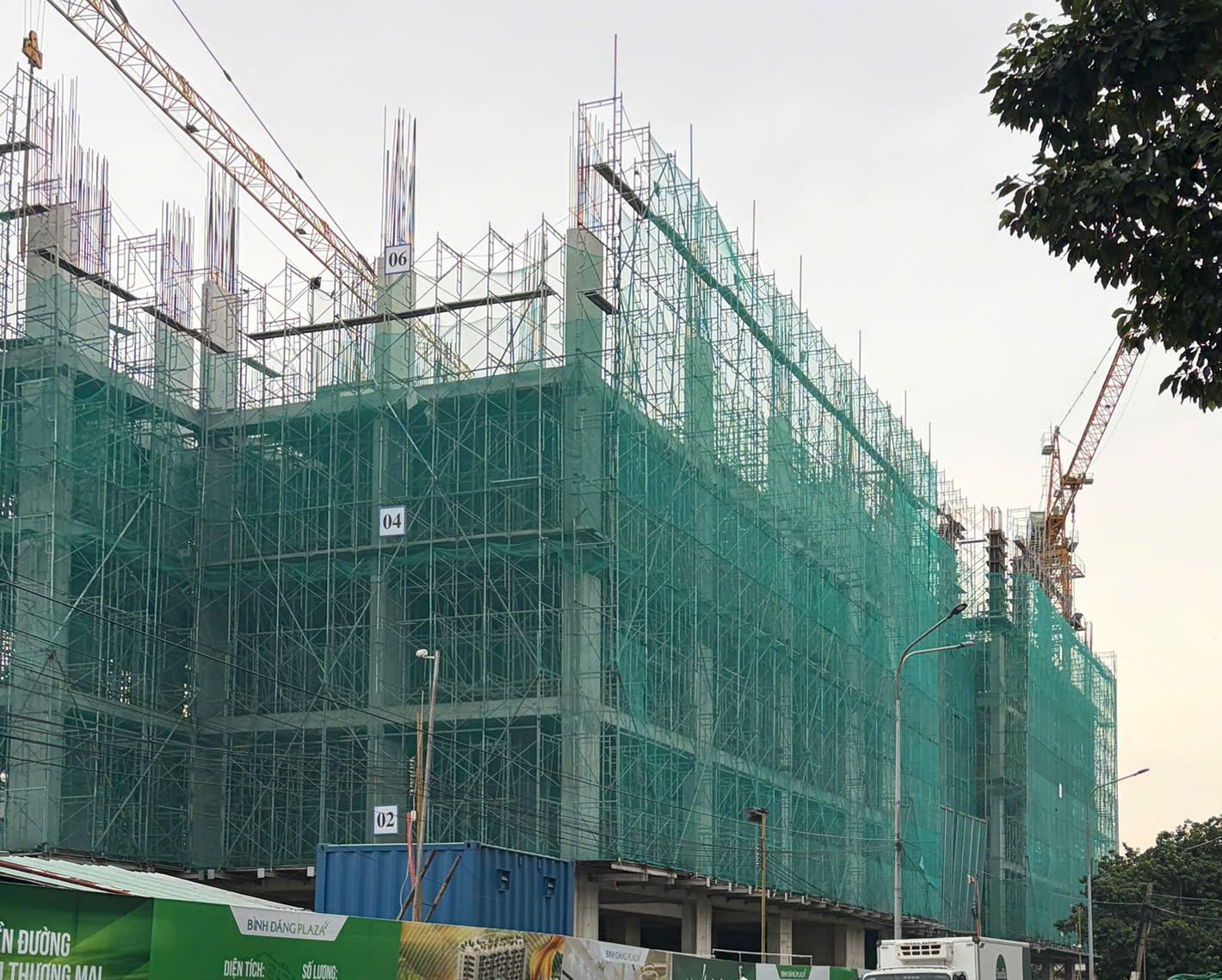 Tiến Độ Xây Dựng Bình Đăng Plaza Trên Quốc Lộ 50, Quận 8 8 Công trường Bình Đăng Plaza ngày 03/09/2026, ký hiệu tầng 02, 04 và 06 trên mặt đứng, hai cẩu tháp đang hoạt động