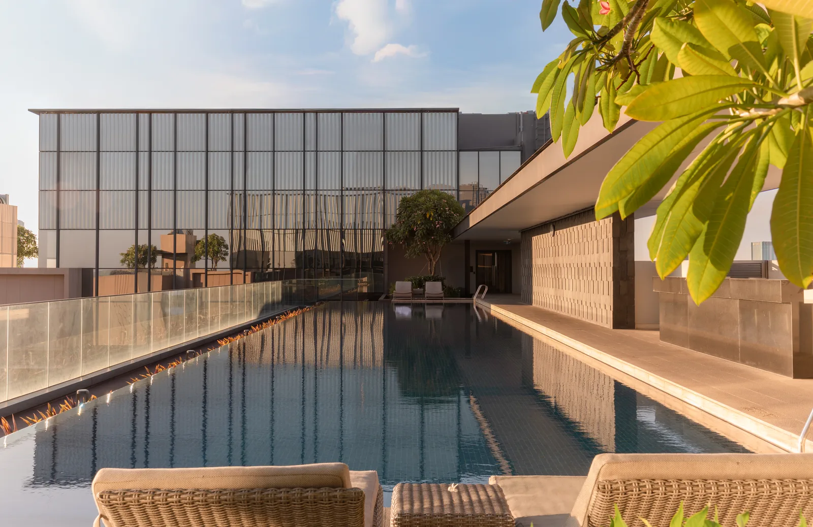 Tiện Ích The Marq Quận 1: Sky Club, Hồ Bơi Vô Cực & Trải Nghiệm Thực Tế 2026 26 Hồ bơi vô cực trên cao The Marq