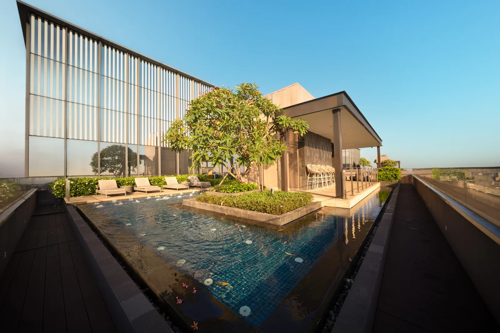 Tiện Ích The Marq Quận 1: Sky Club, Hồ Bơi Vô Cực & Trải Nghiệm Thực Tế 2026 28 Bồn Jacuzzi tiện ích The Marq