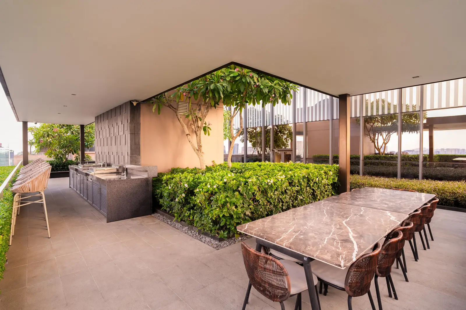 Tiện Ích The Marq Quận 1: Sky Club, Hồ Bơi Vô Cực & Trải Nghiệm Thực Tế 2026 29 Khu BBQ ngoài trời The Marq
